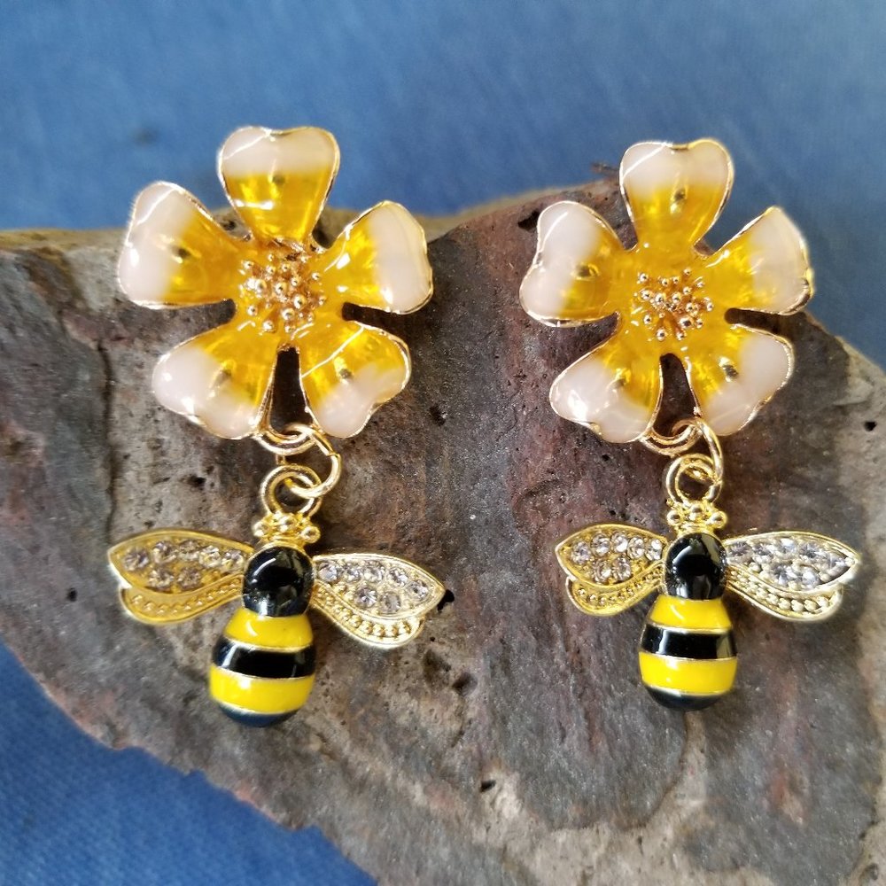 🐝🍯Floral Bee Dangle Earrings - NWOT🍯🐝